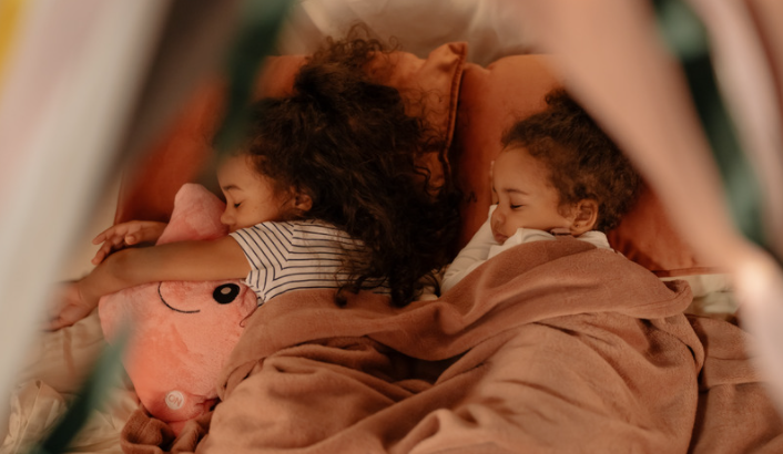 子供が寝ない 実は昼間の刺激が原因かも 今日から試せる寝かしつけ対策 へやすぽナビ